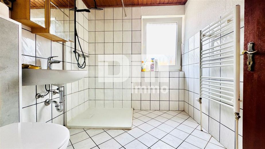 Gepflegtes Ein- bis Zweifamilienhaus mit Ladeneinheit in Dassel-Hilwartshausen – 1.OG Badezimmer / Dusche / Handtuchwärmer