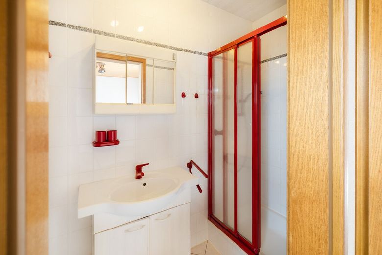 Großes Wohnhaus mit Garage, Garten und Zugang zum Fockenbach: Viel Raum für Ideen in Niederbreitbach – Duschbad Appartement EG