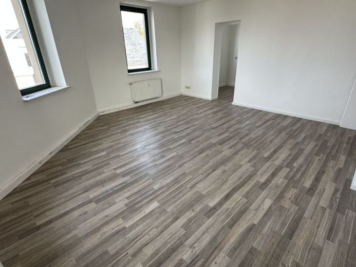 1. Monat kaltmietfrei - EBK möglich - Bad mit Fenster – Foto 1