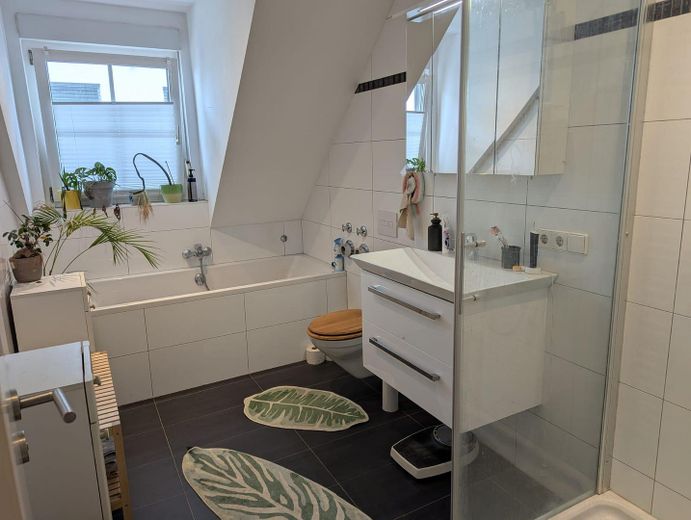 Bad mit Dusche und Badewanne