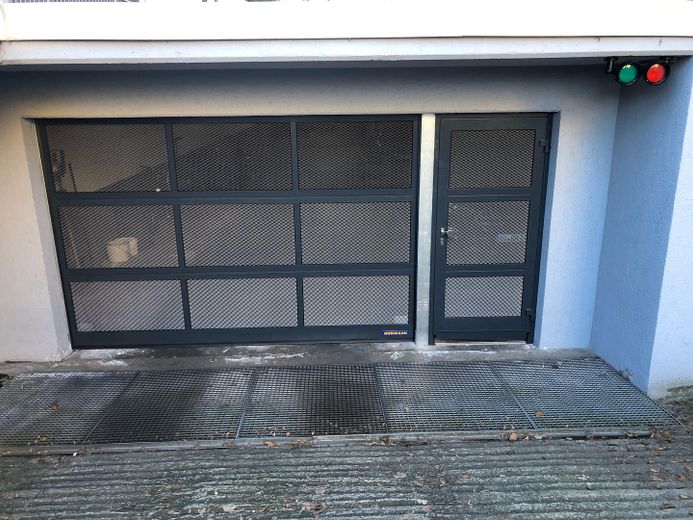 Helle 2-Zimmer Wohnung, Balkon, modernes Bad – Tiefgarageneinfahrt