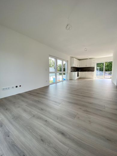 Ambizione urbana. Vivere nel verde. Esclusivo appartamento di 4 locali alle porte di Amburgo – Wohn- und Essbereich mit Küche