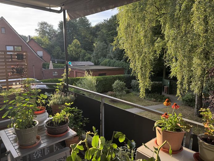 3,5-Zimmer-Wohnung in Buxtehude; großzügiger Wohnbereich mit offener Küche – Balkon (überdacht)
