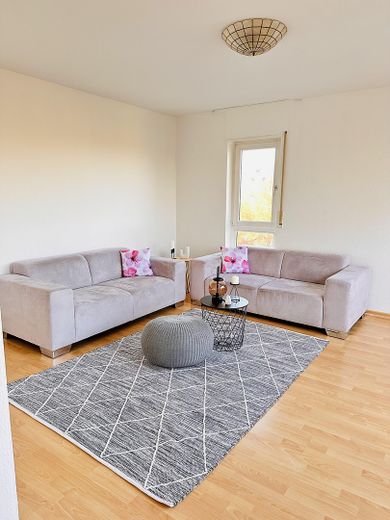 Schöne und helle 2,5 teilmöblierte Zimmer-Wohnung mit Küche, Balkon und Tiefgarage in Leonberg – Foto 1