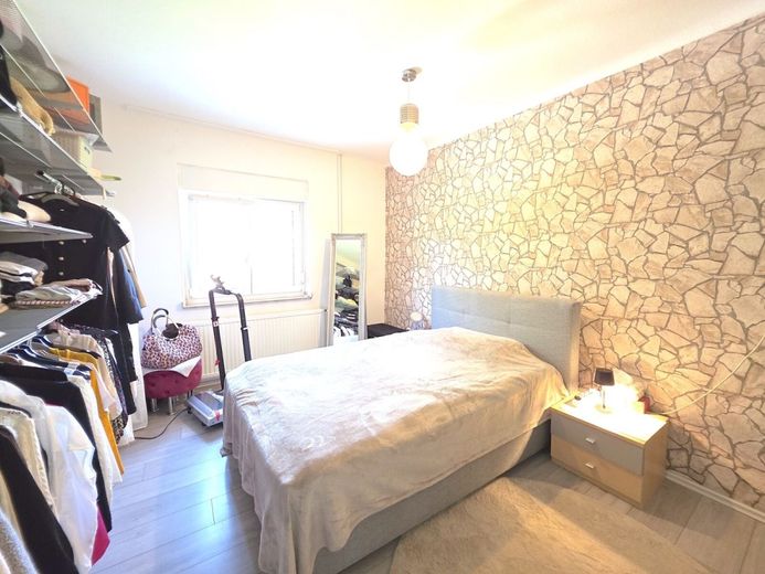 ++ MODERNISIERTES EINFAMILIENHAUS + SONNENTERRASSE + 2 GARAGEN IN RUHIGER LAGE!! ++ – SCHLAFZIMMER