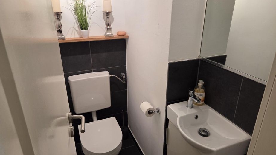 Vivienda moderna en Unterbilk: elegante apartamento con plaza de garaje subterráneo. – Separates Gäste-WC, ebenfalls 