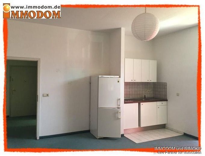 Appartement in Zwickau-Zentrum mit MINIKÜCHE und BALKON zu verkaufen! – offen Küche im Wohnzimmer vor REKO