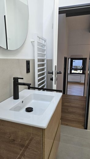 Neuwertiges Reihenmittelhaus, Fußbodenheizung, eigenem Garten & Garage – Tageslicht Bad