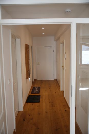 Flur mit Blick zur Wohnungstür