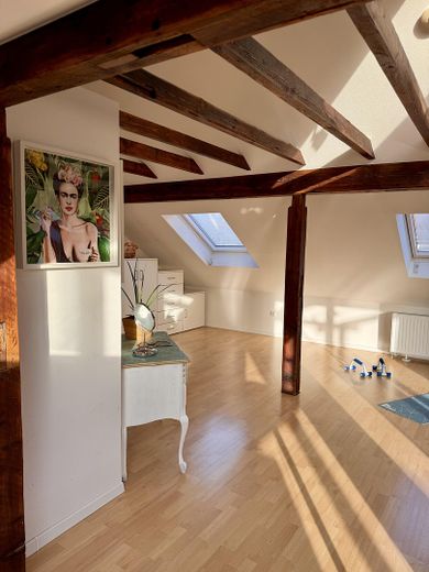 Maisonette de estilo antiguo inundada de luz, con chimenea, aire acondicionado y un ambiente residencial tranquilo – Schlafzimmer