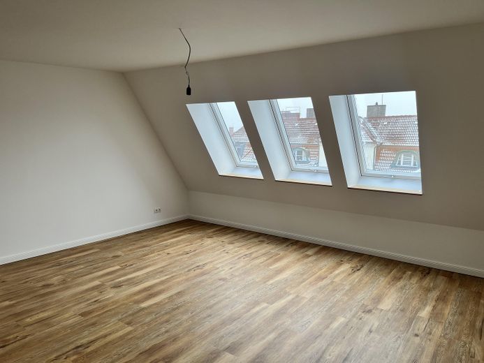 Dachgeschosswohnung Dietzgenstraße 93 – Wohnzimmer 