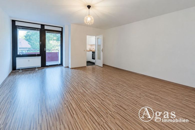 Appartamento tranquillo e libero di 1 stanza con balcone a Wilmersdorf in vendita – Wohnzimmer Ansicht 1