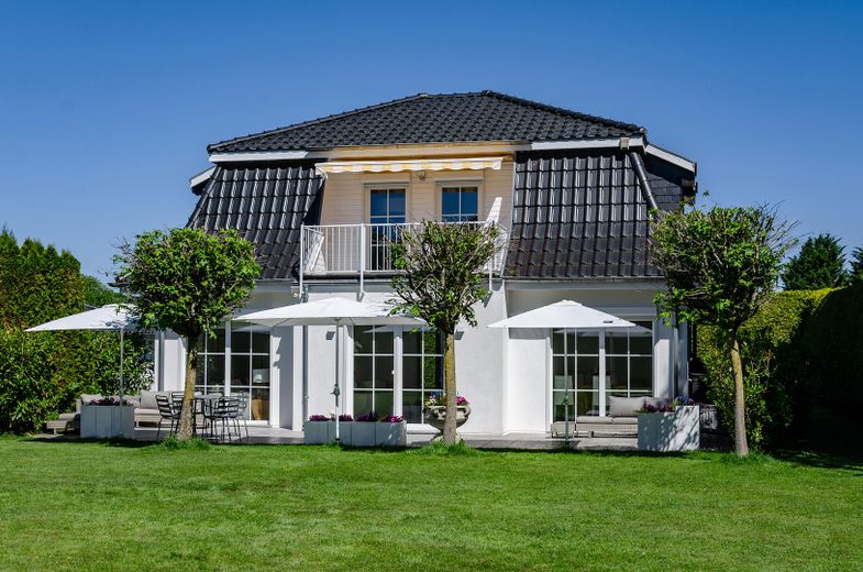 Luxuriöse Marmorvilla am Leading Golf Club Seddiner See - Landhausvilla vor den Toren Berlins – Gartenansicht von Süd