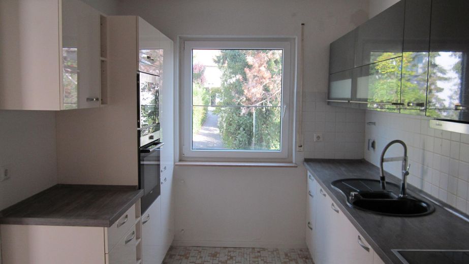 Zentrale ruhige 4,5-Zimmer-Wohnung mit großem Balkon 1. OG in Herrenberg Ziegelfeld von privat – Küche
