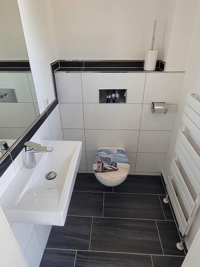 Moderno piso de 4 habitaciones (planta baja/sótano) con garaje propio en BS-Broitzem – Gäste-WC