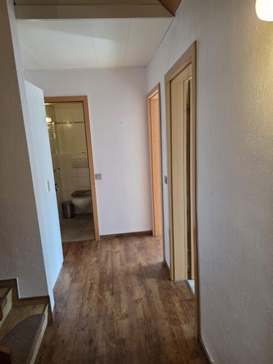 Атмосфера будинку замість квартири 108,5 м² комфорту для життя з каміном 2 балконами та сучасною кухнею в Solingen-Wald – Flur 3. Ebene