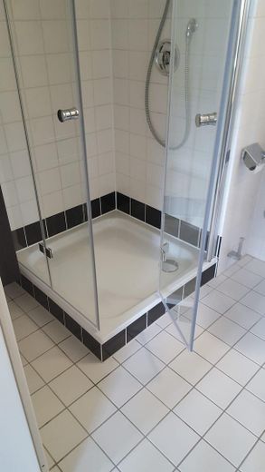 Loft an der Elbe mit Balkon und Blick auf den Elbtower, neben Hafencity – Dusche