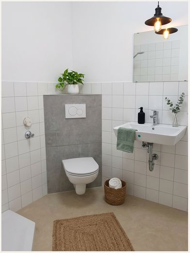 Sanierte 2-Zi-Altbauwohnung mit Einbauküche in Bogen Zentrum (1003) – Bad / WC