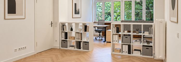 Laptop öffnen, sofort loslegen: Euer möbliertes All-in-Büro am Stadtgarten – Der Büroraum