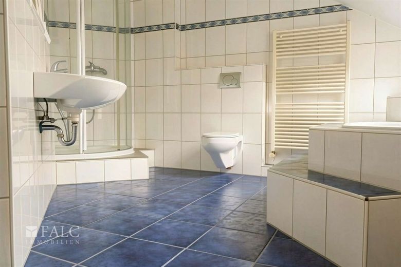 Ihr neues Zuhause: Moderne Doppelhaushälfte mit Wohlfühlgarantie – Badezimmer