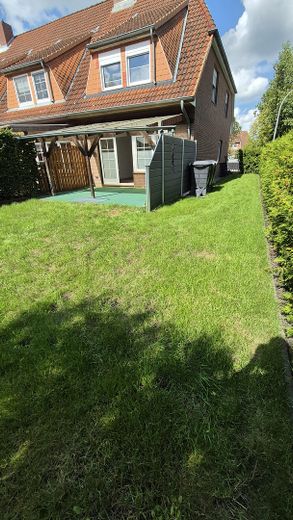 Casa a schiera di testa ben tenuta con giardino recintato e posto auto coperto – Garten 
