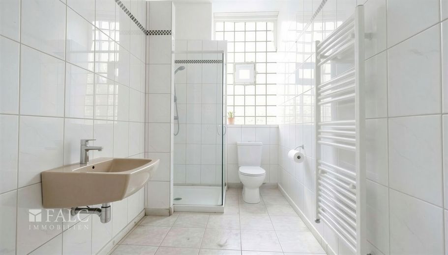 Renditeobjekt Marxloh - MFH mit 912 m² Wfl., sanierungsbedürftig – Badezimmer EG - (KI generiert)