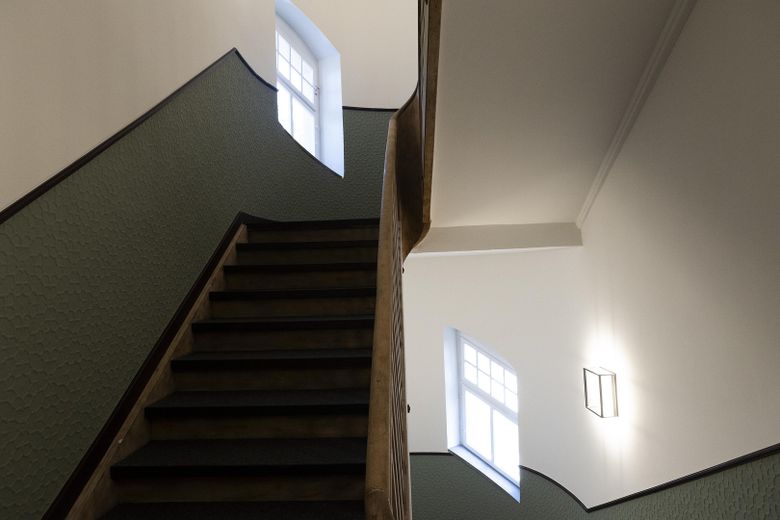 Möbliertes Luxus-Wohnen im LöwenBau - E3-W06, 2 Zi, 54 m² - 1.700 € FLAT – Hauptreppenhaus 