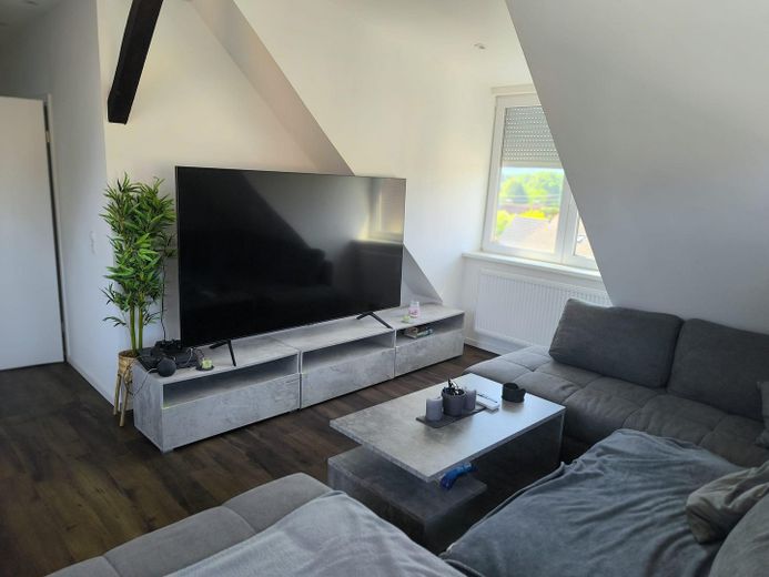 Neubau (BAFA/KfW) 85m² 2,5 ZKB helle DG-Wohnung, 2 begehbare Kleiderschränke, 3fach Verglasung – Wohnzimmer