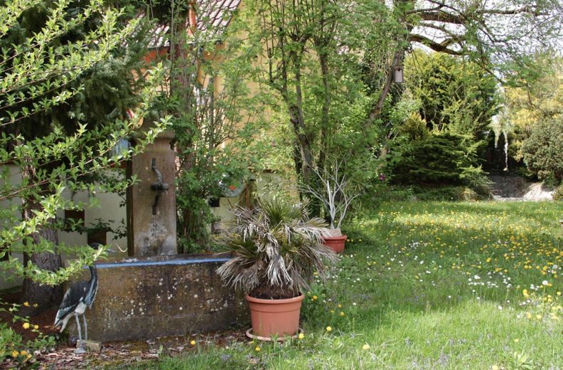 Garten mit Brunnen