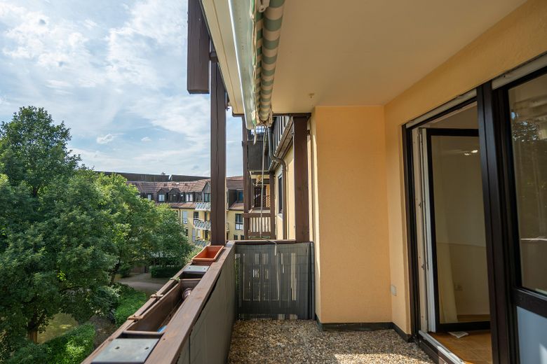 Lichtdurchfluteter Wohnkomfort in Uni-Bestlage – 90 m² mit 3 Balkonen & TG-Stellplatz – Balkon Wohnzimmer Grünanlage