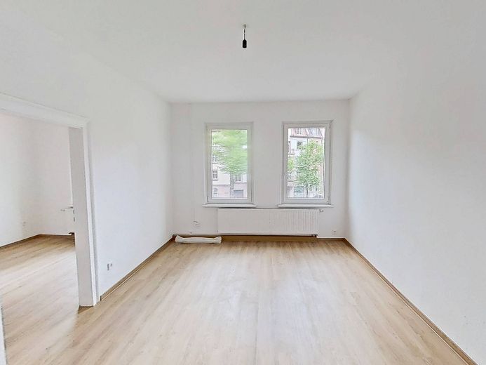 Light-filled GEM OF A HOME: Attractive 3-room apartment with BALCONY in Nuremberg – Ansicht I: Wohnzimmer