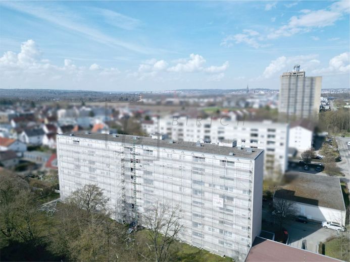Immediately available: Well-maintained 4.5-room apartment with garage, balcony &amp; elevator – Drohnenaufnahmen