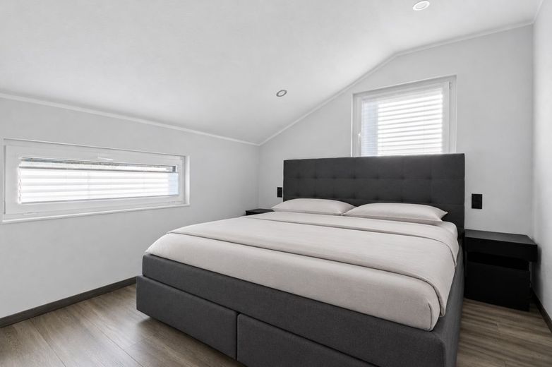Modernes Familienglück in ruhiger Lage - energieeffizientes Einfamilienhaus mit Garten, Smart Home und Doppelgarage – Schlafzimmer