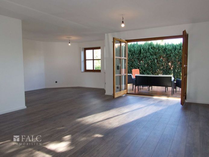 Einfach Mehr: Großzügige 4-Zimmer-Wohnung über 2 Ebenen | 217 m² Wfl | Einliegerwohnung - Tegernheim – EG: Wohnen-Essen-Terrasse