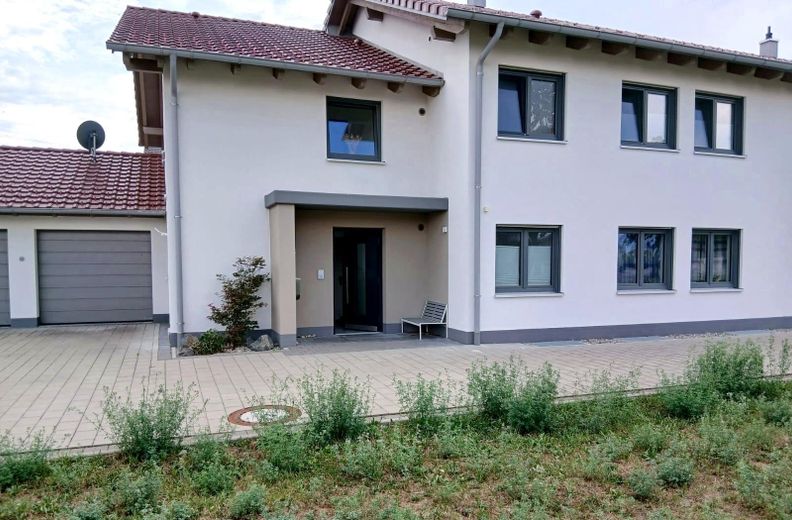 Habiter et travailler : appartement de 5 pièces au rez-de-chaussée avec jardin et bureau/salle de loisirs de 60 m² au sous-sol – Straßenseite mit Garage