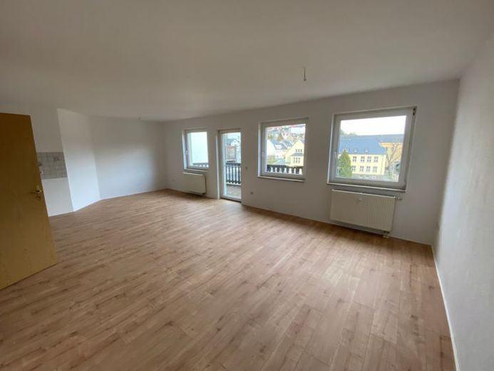Exklusive 3-R-Dachgeschosswohnung zentrumsnah mit Aufzug und Balkon!! – Foto 1