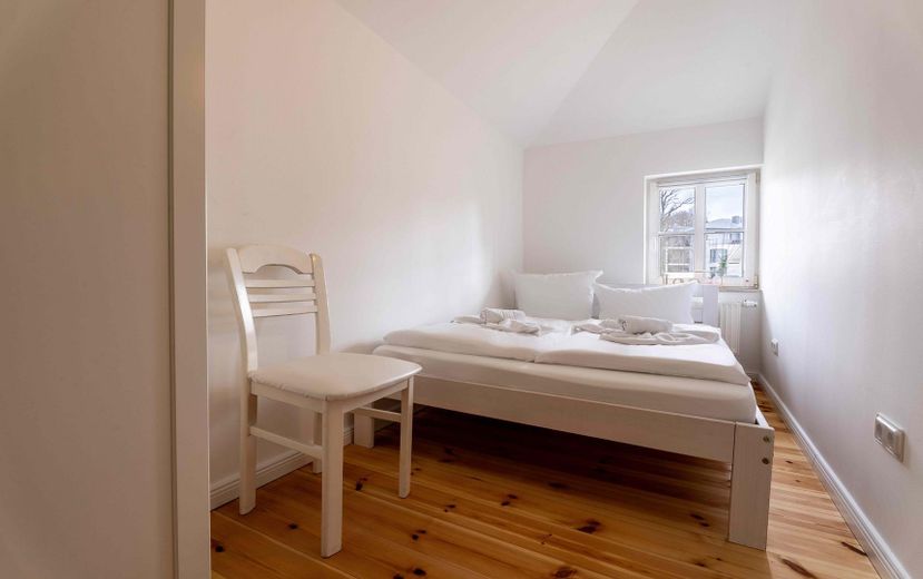 PROVISIONSFREI: Denkmal-Villa & 5 FEWOs | Rendite, Eigennutz o. Baupotenzial auf 1.203 m² – Schlafzimmer Wohnung 2 OG