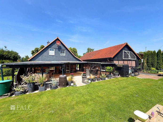 ***Großzügiges Einfamilienhaus mit Außenfachwerk und traumhaftem Garten*** – Außenansicht