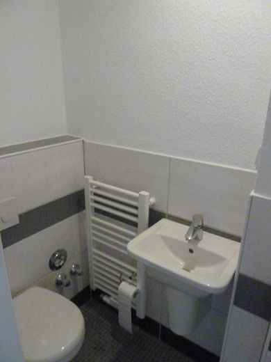 Großzügige Einraumwohnung mit Küche, Diele und Bad im Topzustand – Badezimmer, Waschbecken