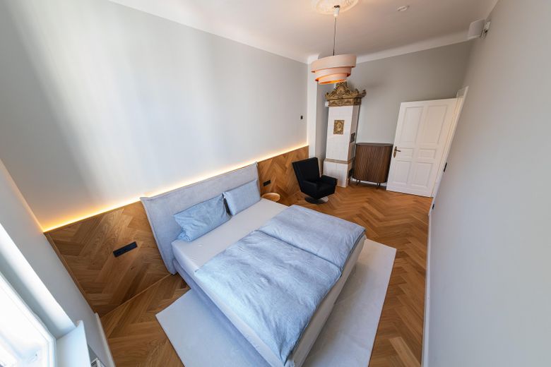 Recién reformado. Disponible para entrar y sin comisión. Lujo en un edificio antiguo en pleno centro de la ciudad. – Schlafzimmer zum Hof
