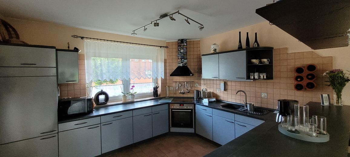 Familienfreundliches Einfamilienhaus mit Doppelgarage und großem Grundstück in Kusey – Küche - EG