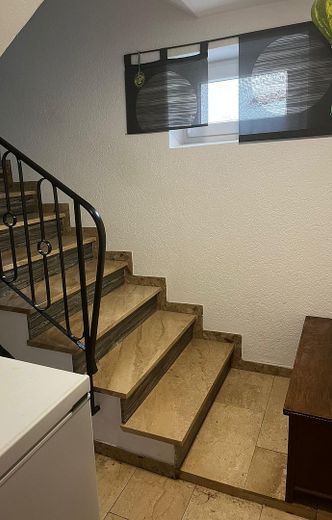 Wackersdorf / Meldau – Großzügiges Ein-/Zweifamilienhaus mit Einliegerwohnung und PV-Anlage – Treppenhaus