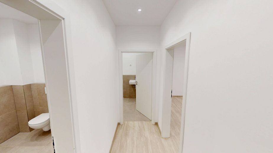 Kernsanierte Praxis-/Bürofläche | 224 m² | teilbar ab ca. 19 m2| sofort verfügbar – Flur 2
