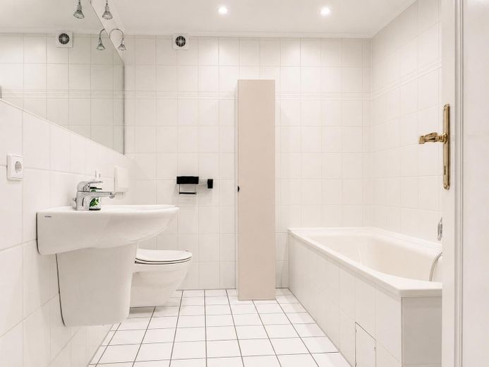 Exklusives Wohnen in Haushälfte mit Weitblick. Leben und Arbeiten auf höchstem Niveau. – Bad OG