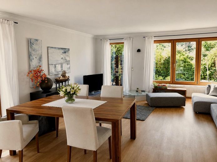 Sonniges Reihenendhaus mit Atelier - ruhige, familienfreundliche Lage, Garten & Blick über Skyline – Wohn- Essbereich