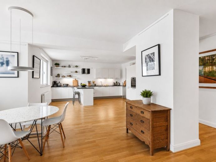 Lichtdurchflutetes Altbau-Dachgeschoss mit Aufzug, ca.171 m² und Dachterrasse – Foto 1
