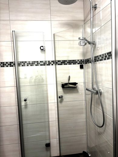 Dusche mit schwenkbaren Türen