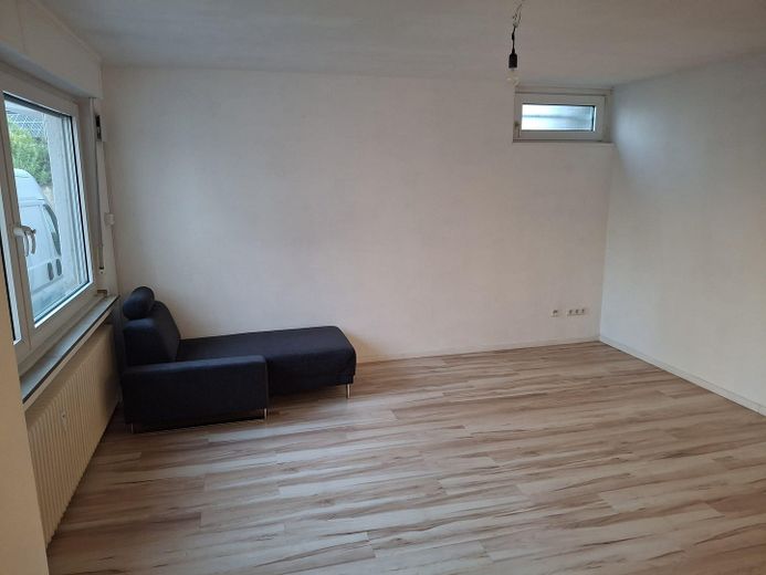 Gemütliche 2-Zimmer-Wohnung mit moderner Wohnküche & weißem Wannenbad – ruhig zum Innenhof – Wohnraum2