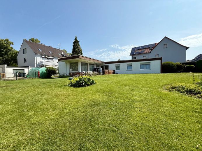 Fröndenberg-Westick: Flachdach-Bungalow mit Gartenoase als perfekter Rückzugsort! – Bungalow Fröndenberg-Westick mit Garten