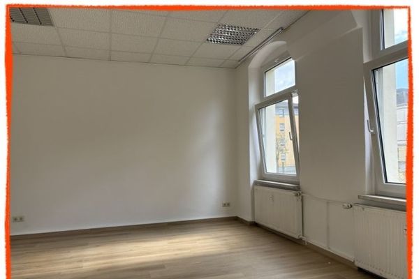 Unità ufficio di 4 locali (divisibile e quasi priva di barriere architettoniche) al piano terra, in affitto in posizione centrale a Zwickau!